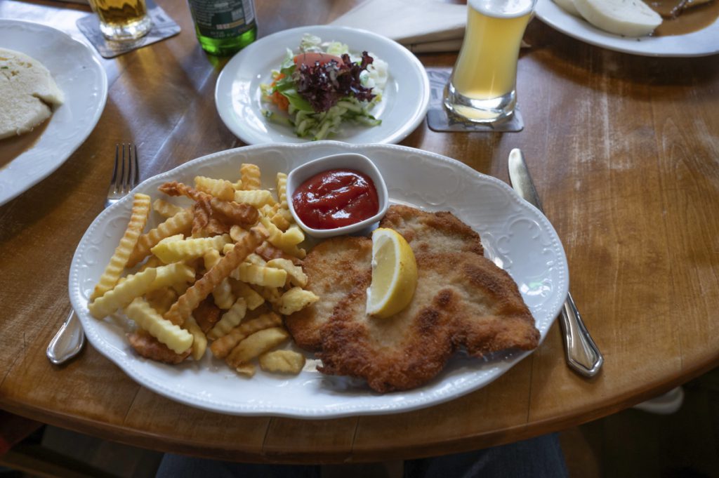 Prezzi degli schnitzel nella regione del Mar Baltico al centro di una controversia: ristoratori contro politici

Approfondimento
La regione del Mar Baltico, nota per le sue bellezze naturali e la sua cucina gustosa, è al centro di una discussione accesa sui prezzi degli schnitzel. I ristoratori locali hanno risposto alle critiche di un politico che ha sollevato la questione dei prezzi elevati di questo piatto tipico.

Possibili Conseguenze
La disputa potrebbe avere conseguenze negative per l&#039;industria del turismo nella regione, poiché i visitatori potrebbero essere scoraggiati dai prezzi elevati dei servizi e dei prodotti locali, influenzando negativamente l&#039;economia locale.

Opinione
La discussione sugli schnitzel solleva interrogativi sulla qualità dei servizi e sulla gestione dei prezzi nella regione, e non è chiaro se si tratti di un caso isolato o di un sintomo di un problema più ampio.

Analisi Critica dei Fatti
Per comprendere appieno la situazione, è fondamentale analizzare i fatti e le cifre relative ai prezzi degli schnitzel e ai servizi offerti nella regione, al fine di trovare una soluzione equa per tutti i partecipanti coinvolti.

Relazioni con altri fatti
La controversia sugli schnitzel potrebbe essere collegata ad altre questioni economiche e sociali nella regione, come la concorrenza tra i ristoranti, la qualità dei servizi offerti e le strategie di prezzo adottate dagli operatori locali.

Contesto storico
La regione del Mar Baltico ha una lunga tradizione di offrire servizi di alta qualità ai turisti, ma negli ultimi anni ci sono state segnalazioni di aumento dei prezzi e di diminuzione della qualità dei servizi, il che potrebbe aver contribuito alla controversia sugli schnitzel.

Fonti
Fonte: Sito della fonte RSS