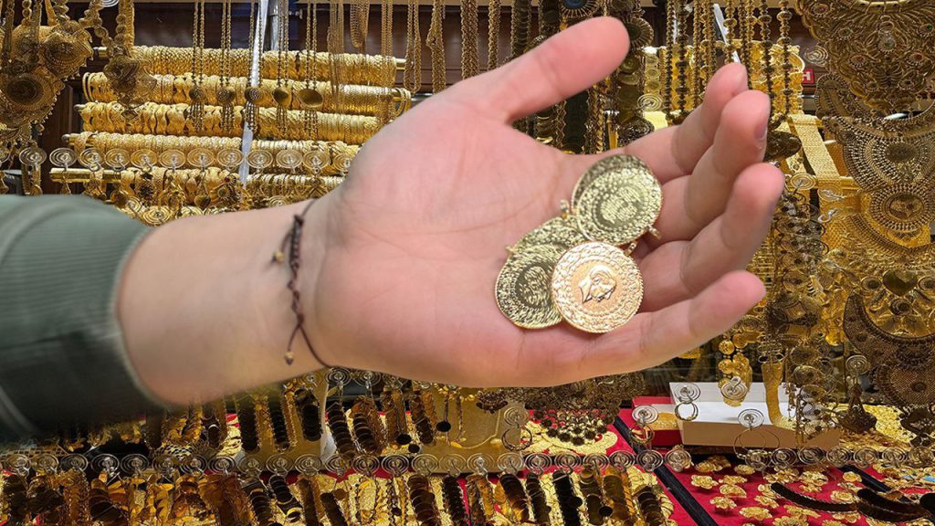 L&#039;oro diventa simbolo di sovranità: cosa significa per gli investitori e il mercato finanziario 

Approfondimento
Secondo Ahmet Cumhur Kitiş, presidente del consiglio di amministrazione di DEMAŞ A.Ş., l&#039;oro non è più solo uno strumento di investimento, ma è diventato un simbolo di sovranità per i paesi. Ciò suggerisce che la domanda di oro potrebbe aumentare a causa della sua nuova funzione strategica.

Possibili Conseguenze
La possibilità di nuovi massimi entro la fine dell&#039;anno potrebbe avere un impatto significativo sui mercati finanziari e sugli investitori. Coloro che investono in oro potrebbero trarre vantaggio da questo aumento, mentre quelli che non sono esposti al mercato dell&#039;oro potrebbero perdere opportunità di guadagno.

Opinione
Kitiş ha anche espresso un messaggio agli investitori, affermando che &quot;l&#039;oro è il vincitore silenzioso dei periodi di turbolenza. Chi ha paura delle fluttuazioni perde valore&quot;. Ciò suggerisce che gli investitori dovrebbero essere cauti e non lasciarsi spaventare dalle fluttuazioni del mercato.

Analisi Critica dei Fatti
La recente caduta dell&#039;oro potrebbe essere vista come un&#039;opportunità di acquisto per gli investitori, poiché il prezzo potrebbe essere più basso rispetto ai massimi raggiunti in precedenza. Tuttavia, è importante considerare i fattori fondamentali che influenzano la domanda e l&#039;offerta di oro, come la situazione economica globale e le politiche monetarie.

Relazioni con altri fatti
La situazione dell&#039;oro è strettamente legata alle condizioni economiche globali e alle politiche monetarie. Ad esempio, un aumento dei tassi di interesse potrebbe ridurre la domanda di oro, mentre una recessione economica potrebbe aumentare la domanda di oro come rifugio sicuro.

Contesto storico
L&#039;oro ha sempre avuto un ruolo importante nell&#039;economia globale, sia come strumento di investimento che come riserva di valore. Tuttavia, la sua funzione di simbolo di sovranità è diventata più prominente negli ultimi anni, a causa della crescente instabilità politica e economica.

Fonti
Fonte: RSS Fonte