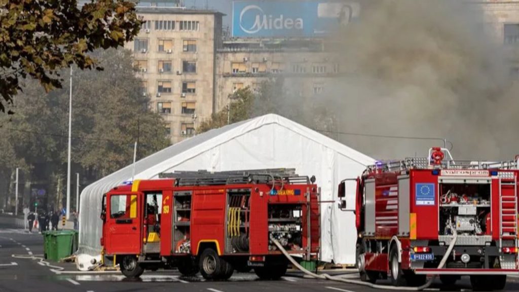 Tensioni in Serbia: sparatoria e incendio vicino al Parlamento