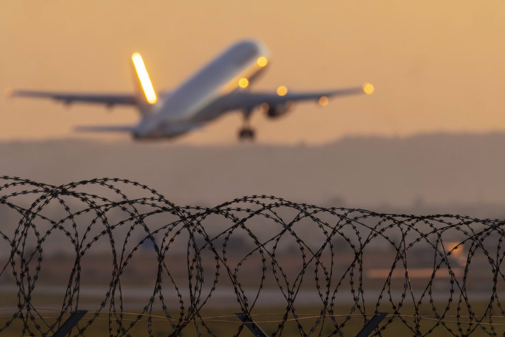 Famiglia siriana con precedenti penali lascia la Germania con un sostanzioso regalo di 23.000 euro