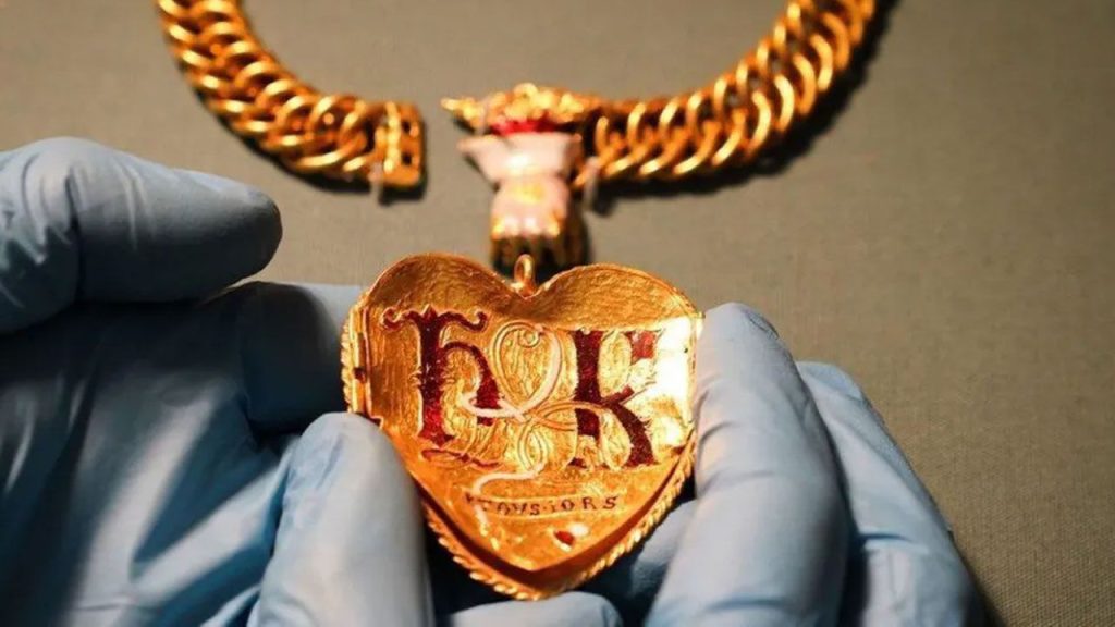 Tarlada yürüyüşe çıkan adam, 4,6 milyon dolarlık tarihi hazine buldu