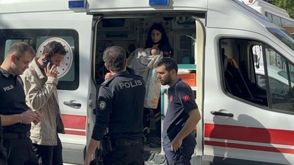 Abbandono di un bambino a Tekirdağ: un atto di estrema irresponsabilità genitoriale

Approfondimento
Il bambino, trovato in buone condizioni di salute, è stato oggetto di un&#039;indagine approfondita da parte delle autorità per rintracciare la sua famiglia e comprendere le circostanze dell&#039;abbandono.

Possibili Conseguenze
L&#039;abbandono del bambino potrebbe avere gravi ripercussioni sulla sua salute e sul suo benessere a lungo termine, sollevando interrogativi fondamentali sulla sicurezza e la protezione dei minori nella società.

Opinione
Questo incidente pone in evidenza questioni cruciali relative alla responsabilità genitoriale e alla necessità di un sostegno adeguato per le famiglie in difficoltà, sottolineando l&#039;importanza di un&#039;azione tempestiva e coordinata.

Analisi Critica dei Fatti
La decisione della madre di lasciare il bambino in un parco pubblico senza alcuna garanzia per la sua sicurezza rappresenta un atto di estrema irresponsabilità, mettendo in luce la necessità di un&#039;azione immediata per proteggere il bambino e trovare una soluzione a lungo termine per il suo benessere.

Relazioni con altri fatti
Questo incidente è parte di un problema più ampio relativo all&#039;abbandono e alla negligenza dei minori, che richiede un&#039;attenzione e un impegno costanti da parte delle autorità e della società civile per prevenire tali casi e proteggere i minori.

Contesto storico
L&#039;abbandono dei bambini è un problema che esiste da secoli, richiedendo una comprensione approfondita delle cause sottostanti e delle soluzioni a lungo termine per prevenirlo e proteggere i minori, attraverso un&#039;analisi storica e sociale dettagliata.

Fonti
Questo articolo è basato su informazioni fornite da Haberler.com. Per ulteriori informazioni, si prega di visitare il sito web della fonte.