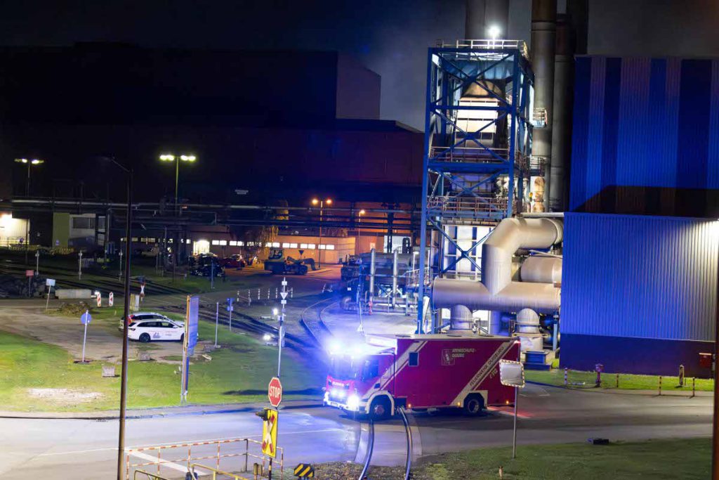 Großeinsatz bei ThyssenKrupp in Duisburg – Anwohner erhalten dringliche Warnung