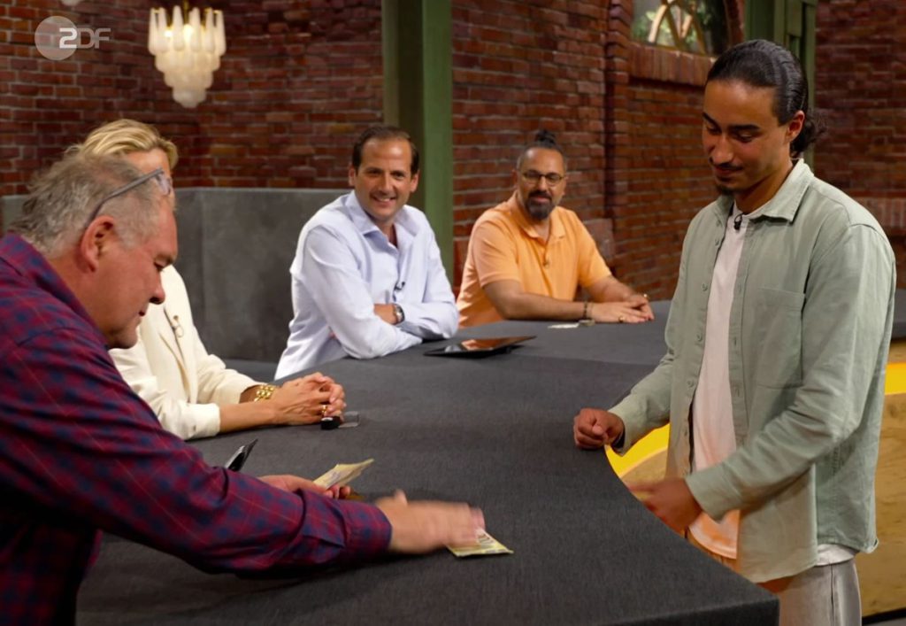 Udo Lindenberg fa il suo ingresso a sorpresa alla mostra Bares für Rares e il prezzo dei suoi oggetti schizza alle stelle