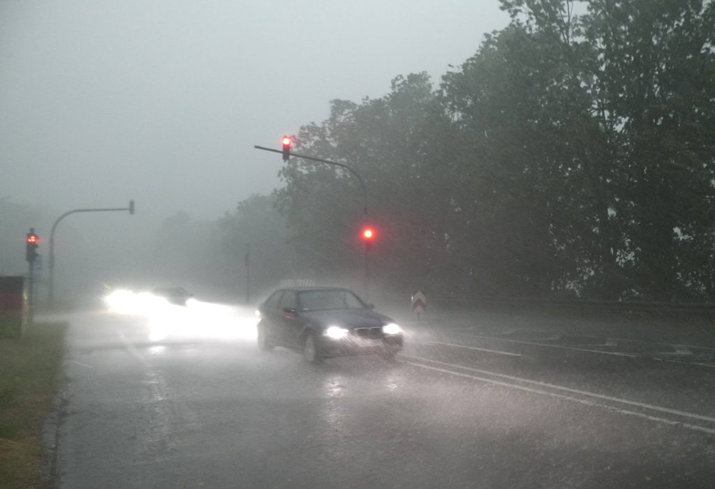 Tempesta Estrema nella Renania Settentrionale-Vestfalia: Allerta Meteo e Possibili Conseguenze sulla Vita Quotidiana