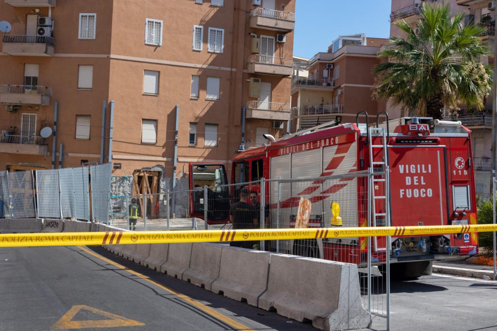 Roma, a fuoco un appartamento, morta una 91enne: gravissima la figlia