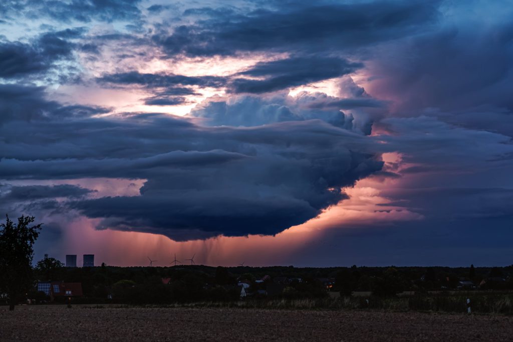 Allarme Meteo nella Renania Settentrionale-Vestfalia: un Pericoloso Sviluppo si Profila all&#039;Orizzonte