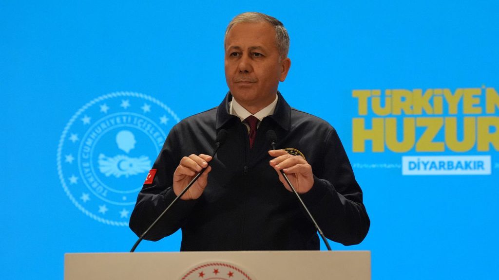 Ministro dell&#039;Interno turco condanna duramente le dichiarazioni ostili alla polizia durante una protesta a Diyarbakır