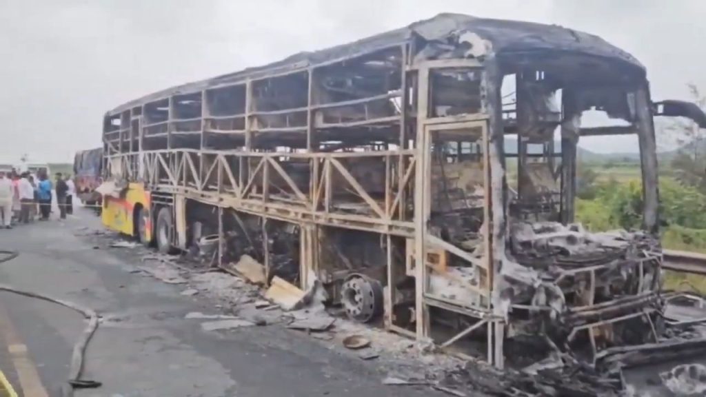 Yolcular uykudayken otobüs alev aldı! Korkunç kazada en az 25 kişi öldü