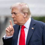 Trump afferma che le sanzioni sul petrolio russo resteranno in vigore durante i negoziati di pace