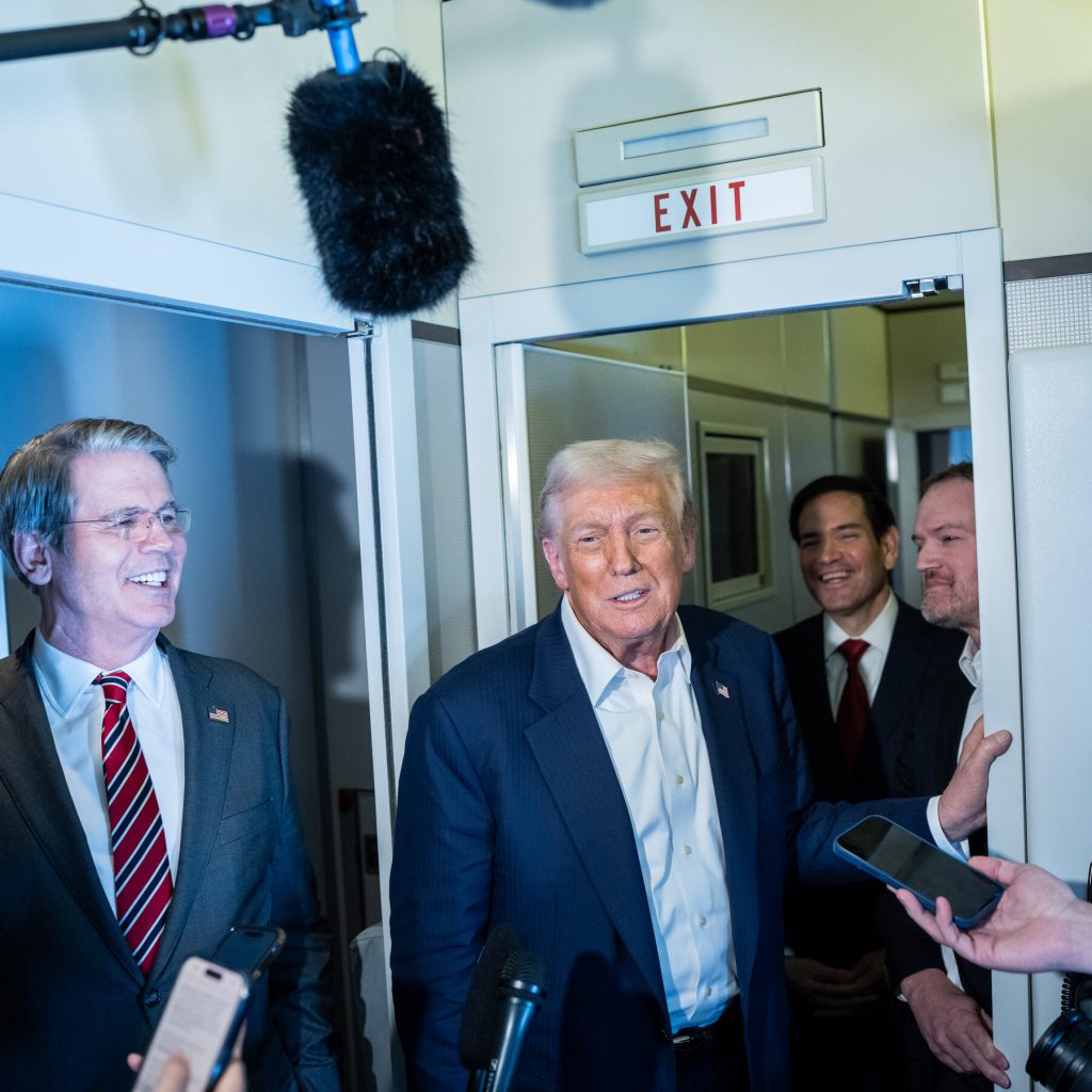 La Corte Suprema degli Stati Uniti affronta una sfida legale cruciale sul potere presidenziale di Donald Trump nelle tariffe doganali