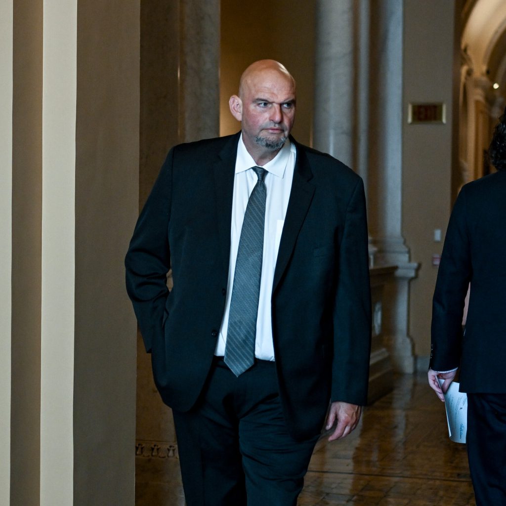 Senatore Fetterman dimesso dall&#039;ospedale dopo una caduta a Braddock, Pennsylvania