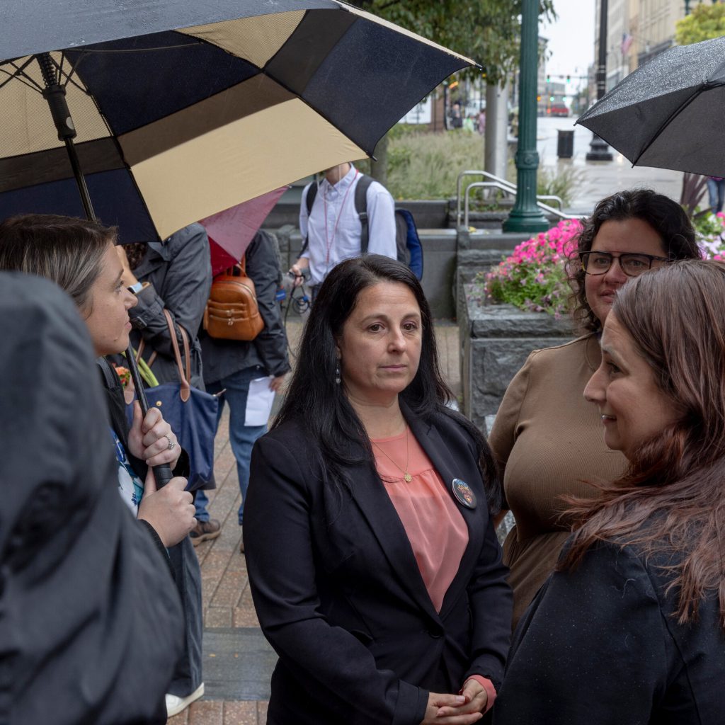 Consigliera di Worcester accusata di aggredire un ufficiale durante l’arresto di un immigrato