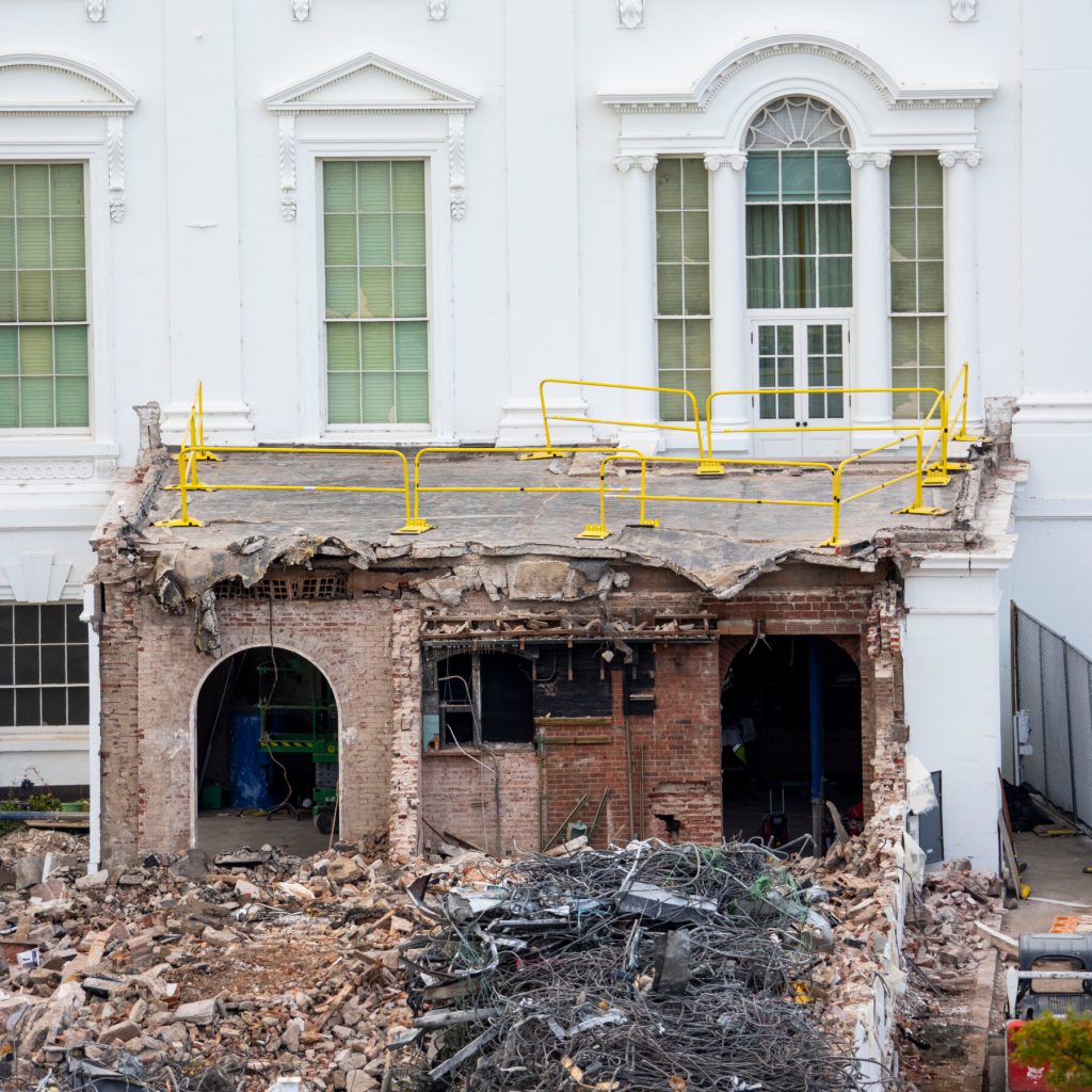 La visione di Trump sulla semplificazione del processo di costruzione: un equilibrio tra efficienza e responsabilità