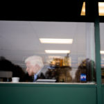 John Larson, 77 anni, difende la sua esperienza contro le sfide dei giovani candidati