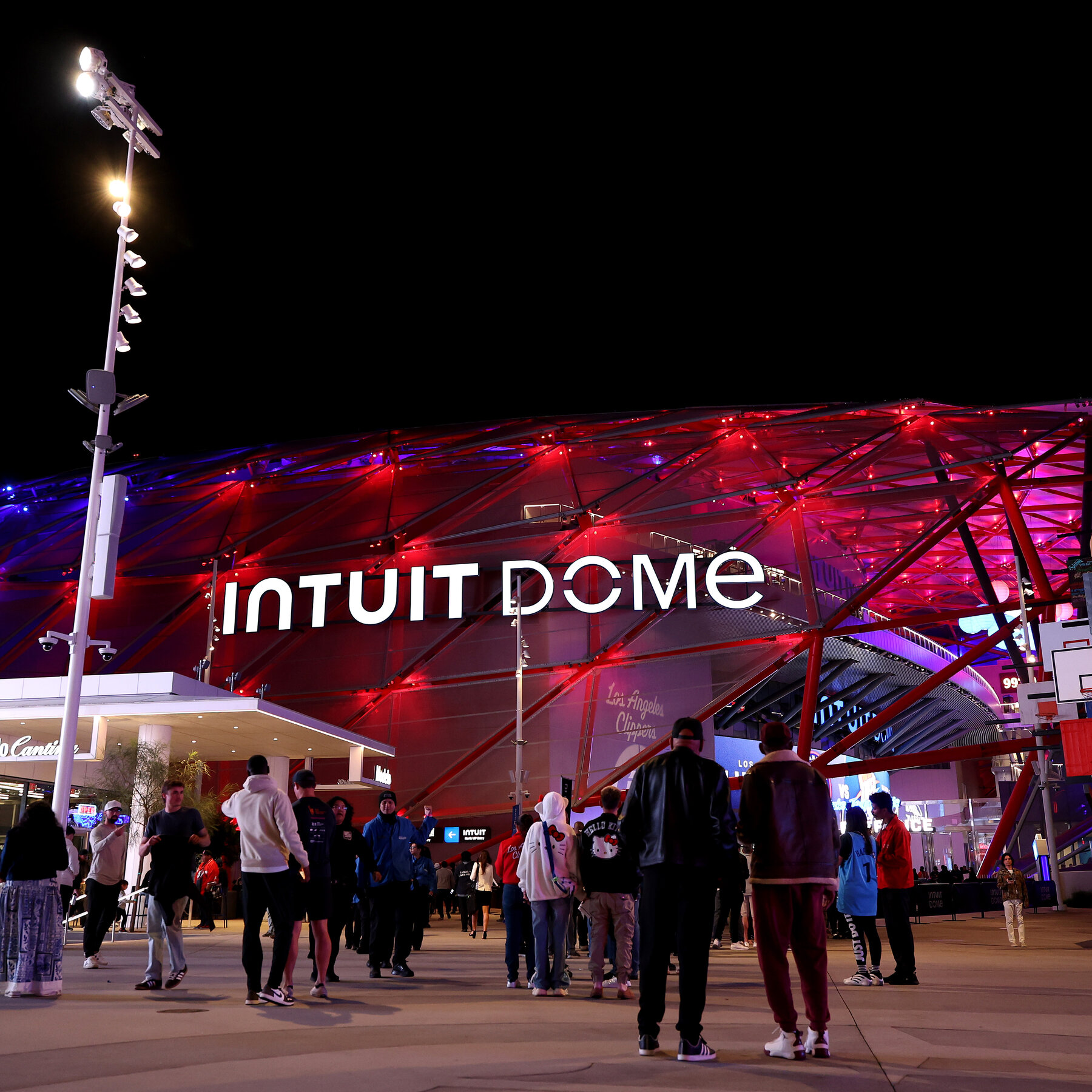 Los Angeles introduce nuovo modello di business: le aziende pagano per mantenere i loro nomi sugli stadi olimpici