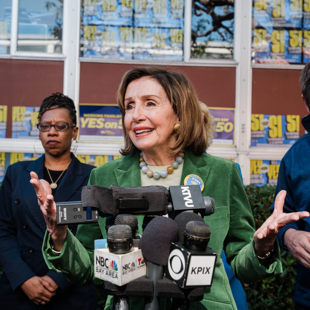 Addio di Nancy Pelosi al Congresso: la fine di un&#039;era per il Partito Democratico americano

La Ex Presidente della Camera dei Rappresentanti Nancy Pelosi Si Ritirerà dal Congresso
La rappresentante Nancy Pelosi, l&#039;unica donna a ricoprire la carica di presidente della Camera dei Rappresentanti, ha annunciato che non si candiderà per le prossime elezioni. Durante il suo mandato, ha esercitato un immenso potere e si è affermata come un&#039;icona del Partito Democratico, mentre è stata demonizzata dai conservatori.

Approfondimento
La decisione di Nancy Pelosi di ritirarsi dal Congresso segna la fine di un&#039;era per il Partito Democratico. La sua leadership e il suo impegno hanno lasciato un&#039;impronta duratura nella politica americana. La sua capacità di esercitare il potere e di influenzare le decisioni politiche ha fatto di lei una figura rispettata e temuta.

Possibili Conseguenze
Il ritiro di Nancy Pelosi dal Congresso potrebbe avere conseguenze significative per il Partito Democratico e per la politica americana in generale. La sua assenza potrebbe creare un vuoto di leadership e influenzare le strategie politiche del partito. Inoltre, la sua decisione potrebbe avere un impatto sulle prossime elezioni e sulla composizione del Congresso.

Opinione
La decisione di Nancy Pelosi di ritirarsi dal Congresso è stata accolta con sentimenti misti. Alcuni la vedono come un&#039;opportunità per il Partito Democratico di rinnovarsi e di trovare nuove leadership, mentre altri la considerano una perdita per la politica americana. In ogni caso, la sua eredità e il suo impatto sulla politica americana saranno ricordati per anni a venire.

Analisi Critica dei Fatti
La decisione di Nancy Pelosi di ritirarsi dal Congresso è il risultato di una carriera lunga e impegnativa. La sua leadership e il suo impegno hanno lasciato un&#039;impronta duratura nella politica americana. Tuttavia, la sua decisione potrebbe anche essere vista come un segno dei tempi, in cui la politica americana sta cambiando e nuove figure stanno emergendo.

Relazioni con altri fatti
La decisione di Nancy Pelosi di ritirarsi dal Congresso è collegata ad altri eventi politici significativi. La sua leadership e il suo impegno hanno influenzato le decisioni politiche del Partito Democratico e hanno contribuito a definire l&#039;agenda politica americana. Inoltre, la sua decisione potrebbe avere un impatto sulle prossime elezioni e sulla composizione del Congresso.

Contesto storico
La carriera di Nancy Pelosi si è svolta in un contesto storico significativo. La sua leadership e il suo impegno hanno coinciso con eventi politici importanti, come la presidenza di Barack Obama e la lotta per i diritti civili. La sua decisione di ritirarsi dal Congresso segna la fine di un&#039;era e l&#039;inizio di una nuova fase nella politica americana.

Fonti
La notizia della decisione di Nancy Pelosi di ritirarsi dal Congresso è stata riportata da diverse fonti, tra cui NPR e The New York Times. La fonte originale dell&#039;articolo è NPR, che ha pubblicato la notizia il [data].