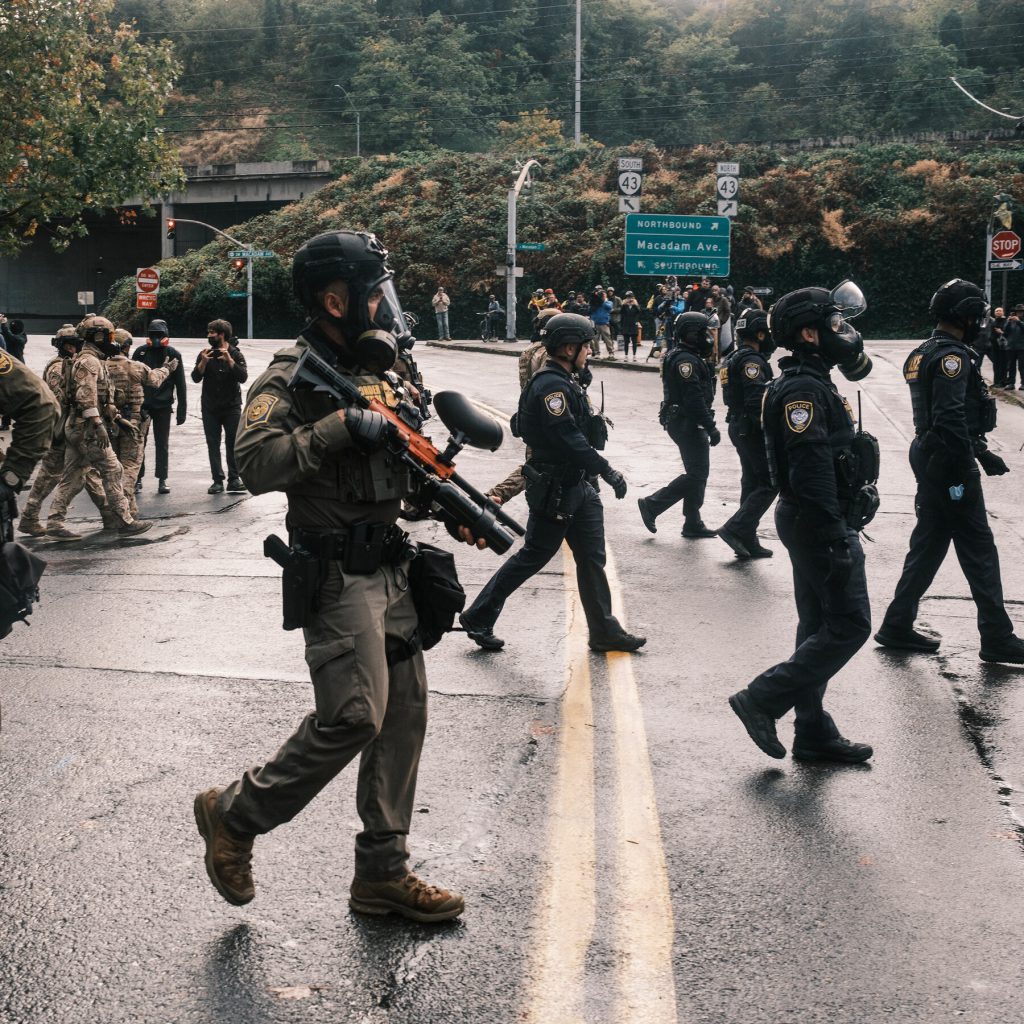 Blocco della Guardia Nazionale a Portland: il Giudice dell&#039;Oregon si Pronuncia sulla Disputa sulla Gestione dell&#039;Ordine Pubblico