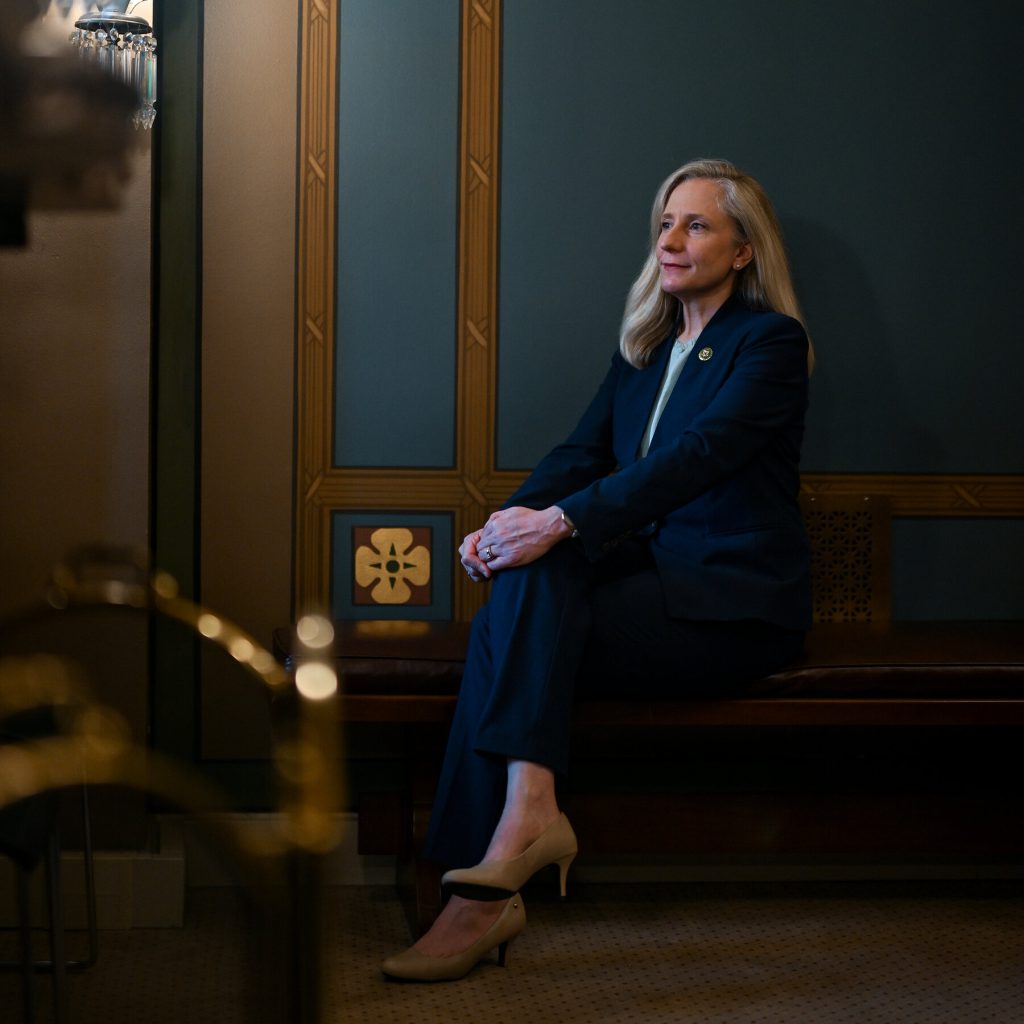 Abigail Spanberger Prima Donna Governatore della Virginia: Un Cambiamento Storico nella Politica Americana
