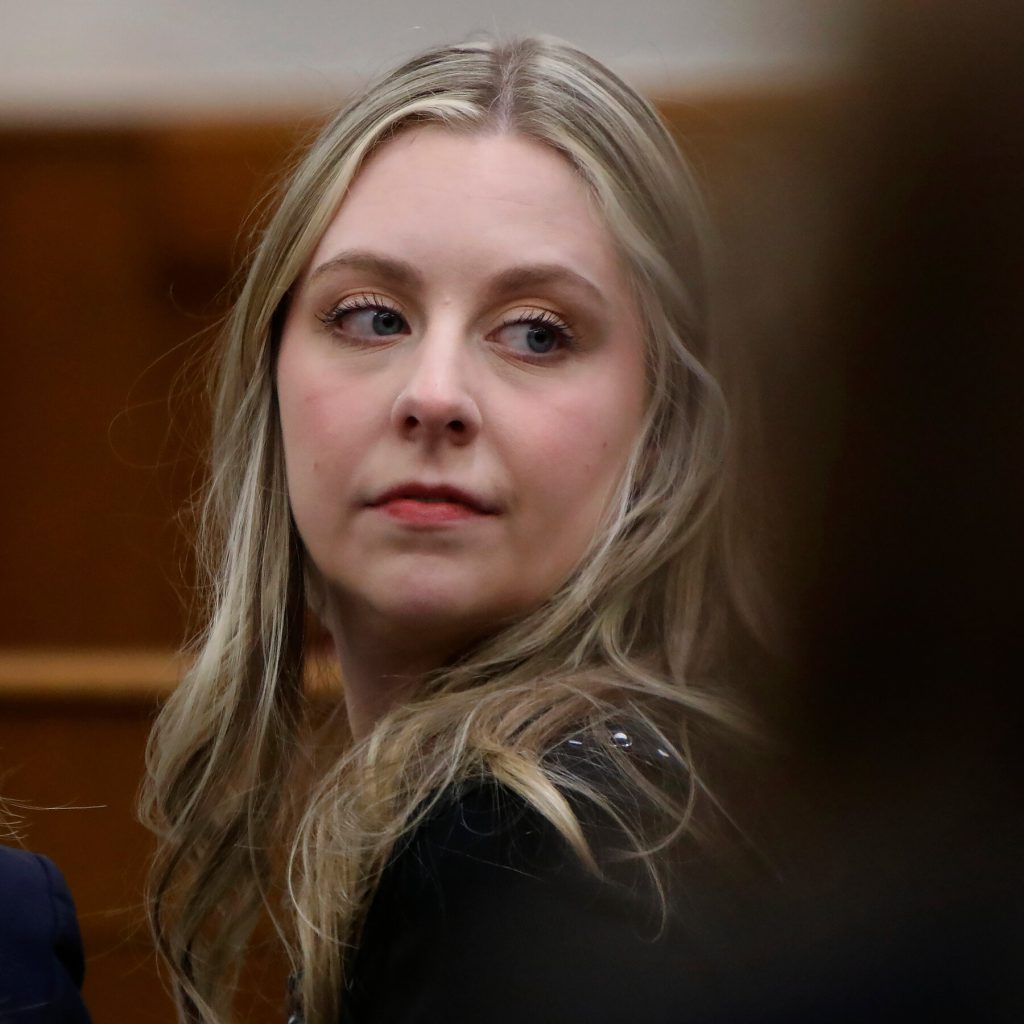 Giuria assegna 10 milioni di dollari all&#039;insegnante ferita da uno studente di 6 anni armato di pistola in classe