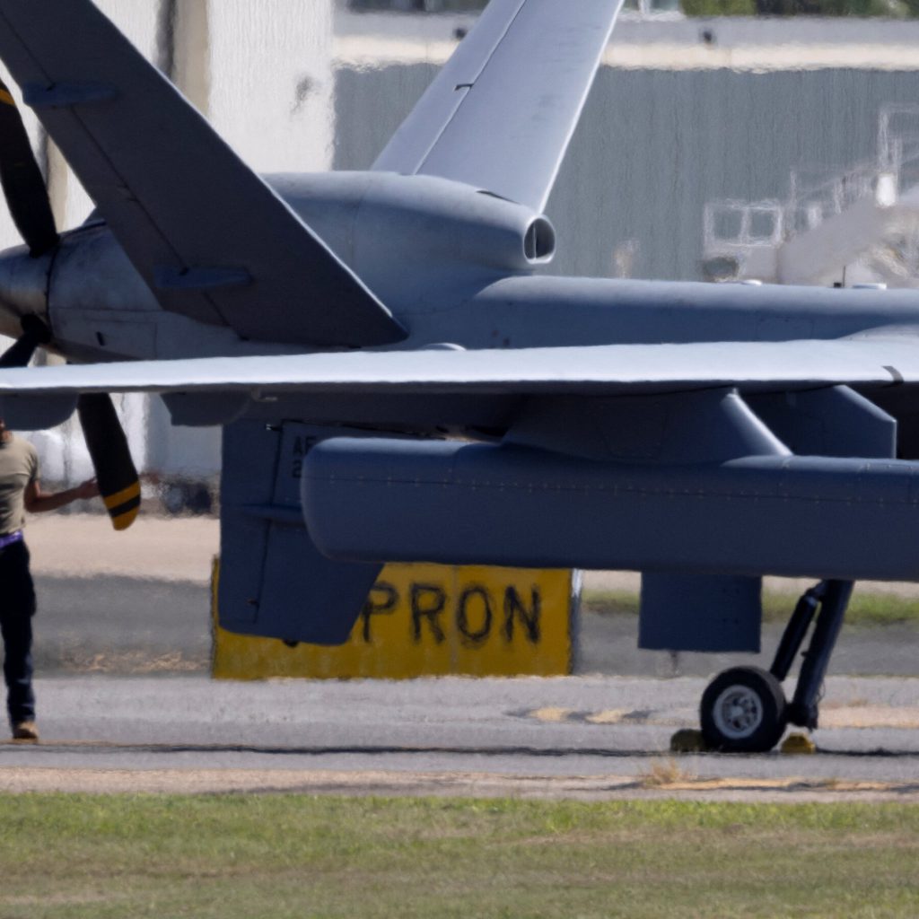 La decisione dell&#039;amministrazione Trump di escludere gli attacchi aerei dalle limitazioni della legge sui poteri di guerra: implicazioni e conseguenze per il futuro delle operazioni militari degli Stati Uniti