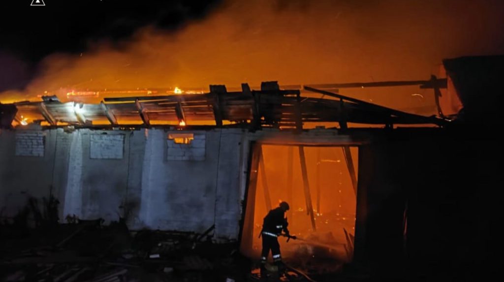 Attacchi russi in Ucraina: incendi e danni alle infrastrutture di Poltava e Chernihiv, una donna ferita