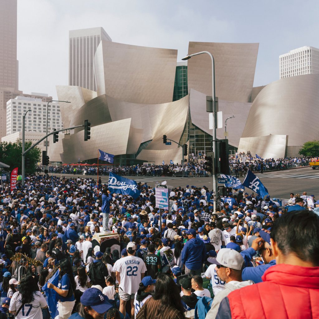 I Tifosi dei Dodgers in Festa a Los Angeles: una Vittoria che Unisce la Città