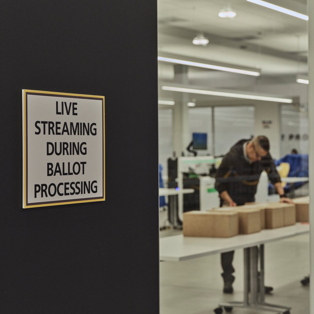 Conteggio delle schede elettorali nella contea di Los Angeles: trasparenza e sicurezza al centro del processo democratico