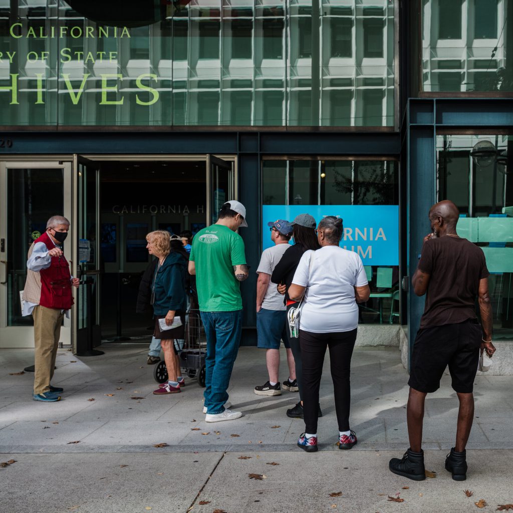 Californiani in fila per votare sulla Proposizione 50: una misura per la trasparenza o un&#039;arma politica?