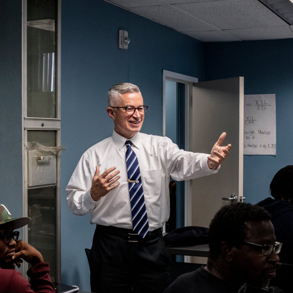 McGreevey Tenta il Ritorno in Politica: La Corsa per la Carica di Sindaco di Jersey City Si Fa Incerta con il Ballottaggio