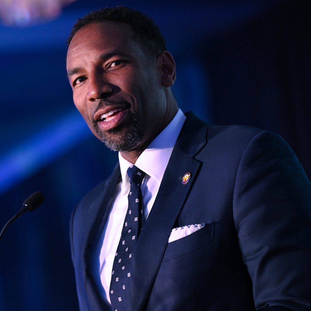 Rielezione a Schiacciante Maggioranza per il Sindaco di Atlanta Andre Dickens Grazie alla Riduzione della Violenza nella Città