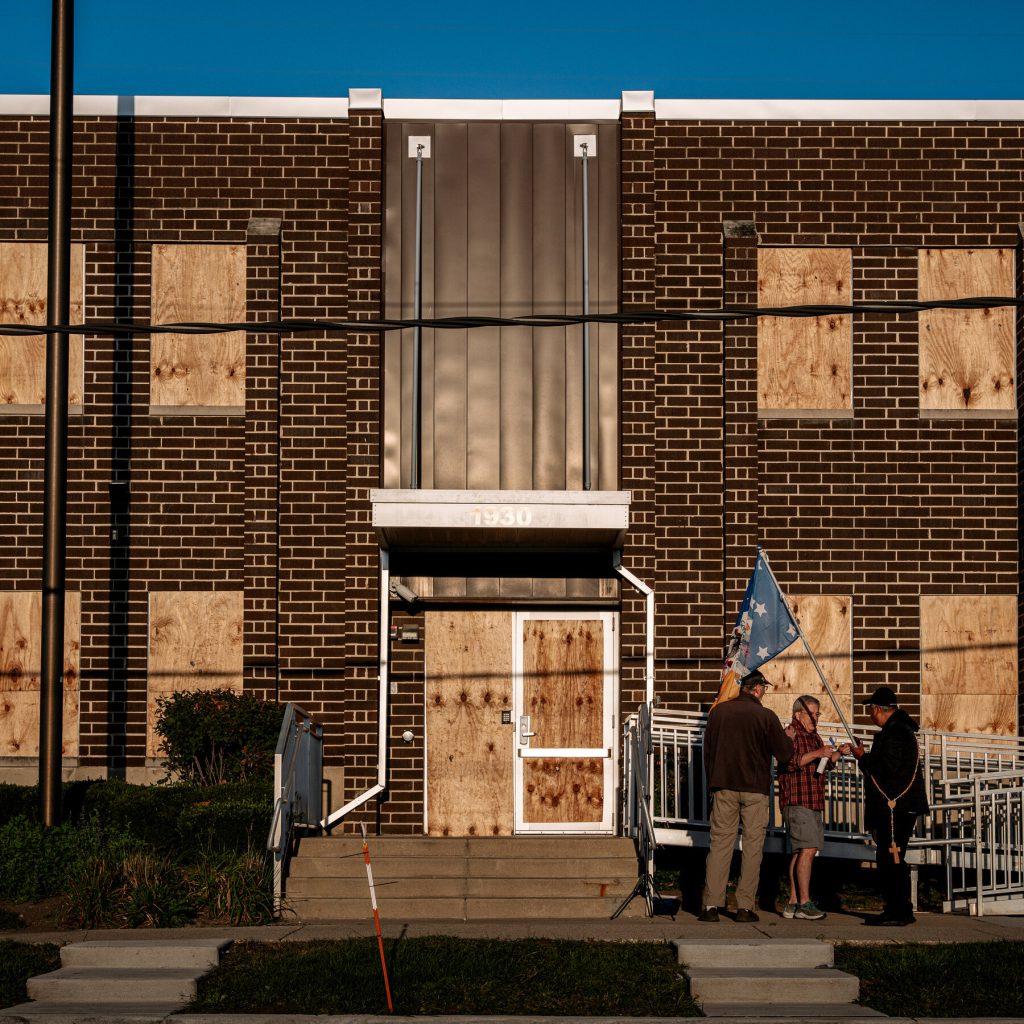 Allarme per le condizioni di detenzione nel centro di immigrazione di Broadview, Illinois: sovraffollamento e carenza di igiene mettono a rischio la salute dei detenuti