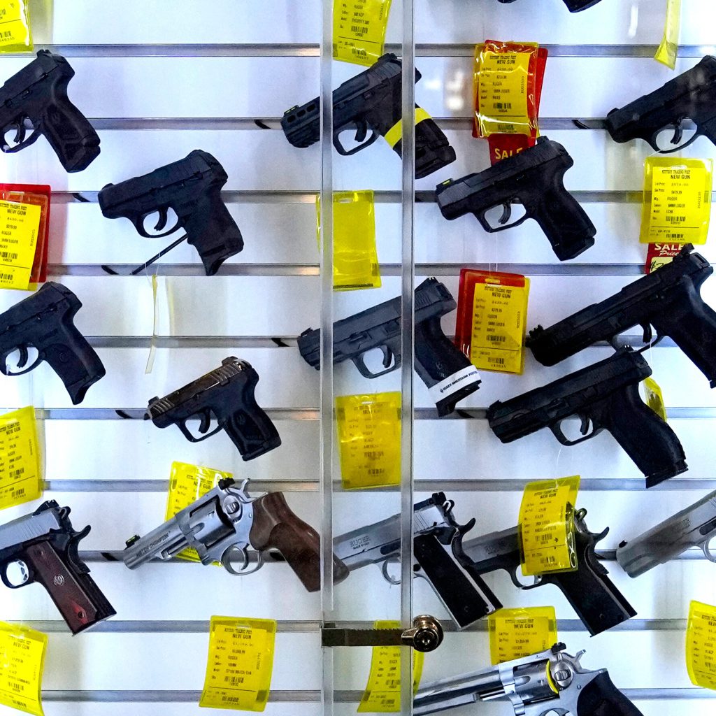 I Votanti del Maine Approvano la Legge &quot;Red Flag&quot; per Prevenire la Violenza Legata alle Armi da Fuoco