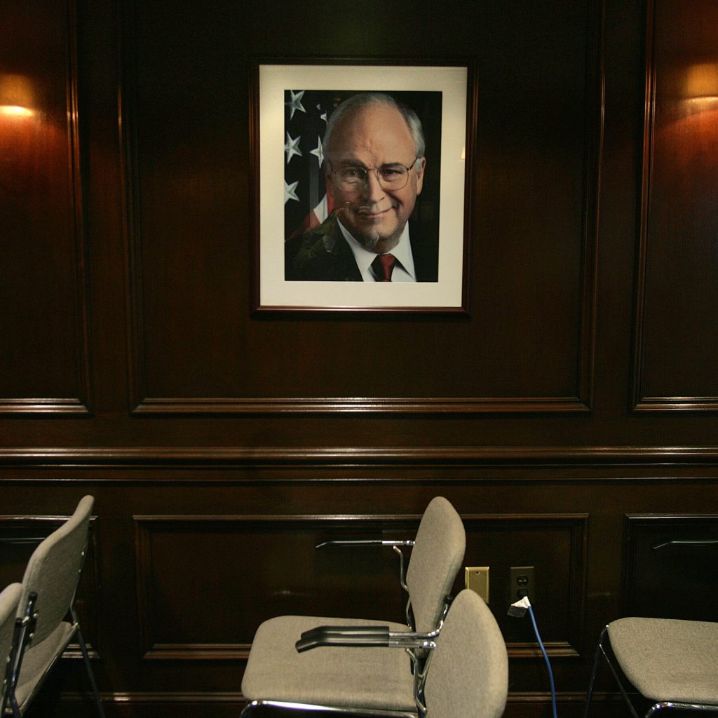 Il Declino del Conservatorismo Classico: Come l&#039;Era di Trump ha Reso Obsoleta la Visione di Cheney

Approfondimento
Il conservatorismo di Dick Cheney, che un tempo era considerato il simbolo del conservatorismo intransigente, non è più rilevante nell&#039;era di Trump. Il cambiamento nel panorama politico ha reso obsolete le idee e le strategie di Cheney, che si basavano su una forte opposizione al liberalismo e alla politica di centro.

Possibili Conseguenze
La perdita di rilevanza del conservatorismo di Cheney potrebbe avere conseguenze significative sulla politica americana. Potrebbe portare a un cambiamento nella leadership del Partito Repubblicano e a una riconsiderazione delle strategie politiche, con un possibile spostamento verso posizioni più estreme e populiste.

Opinione
È opinione comune che il conservatorismo di Cheney non sia più adatto ai tempi moderni. La sua visione politica, che un tempo era considerata radicale, ora sembra obsoleta e non più rilevante, in quanto non tiene conto delle nuove sfide e delle nuove realtà politiche e sociali.

Analisi Critica dei Fatti
Un&#039;analisi critica dei fatti rivela che il conservatorismo di Cheney è stato superato da un nuovo tipo di conservatorismo, più estremo e populista. Questo cambiamento è stato accelerato dall&#039;ascesa di Donald Trump e dal suo stile di politica, che ha capitalizzato sulla frustrazione e sulla rabbia dei cittadini americani.

Relazioni con altri fatti
Il declino del conservatorismo di Cheney è legato ad altri eventi politici, come la crescente polarizzazione della politica americana e la perdita di fiducia nelle istituzioni tradizionali. Questi fattori hanno contribuito a creare un ambiente in cui il conservatorismo di Cheney non è più rilevante, e in cui nuove forze politiche e nuove idee possono emergere.

Contesto storico
Il conservatorismo di Cheney si è sviluppato in un contesto storico specifico, caratterizzato da una forte opposizione al liberalismo e alla politica di centro. Tuttavia, il cambiamento nel panorama politico ha reso questo tipo di conservatorismo obsoleto, e ha aperto la strada a nuove forme di conservatorismo e a nuove sfide per la politica americana.

Fonti
Fonte: The New York Times