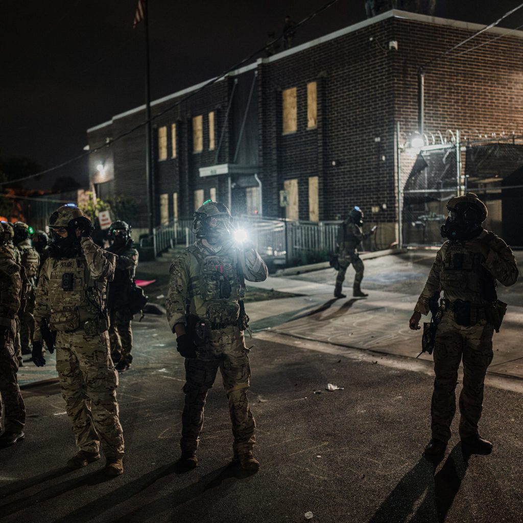 Giudice impone limiti al centro di detenzione dell&#039;ICE nella zona di Chicago dopo proteste e denunce di condizioni squallide