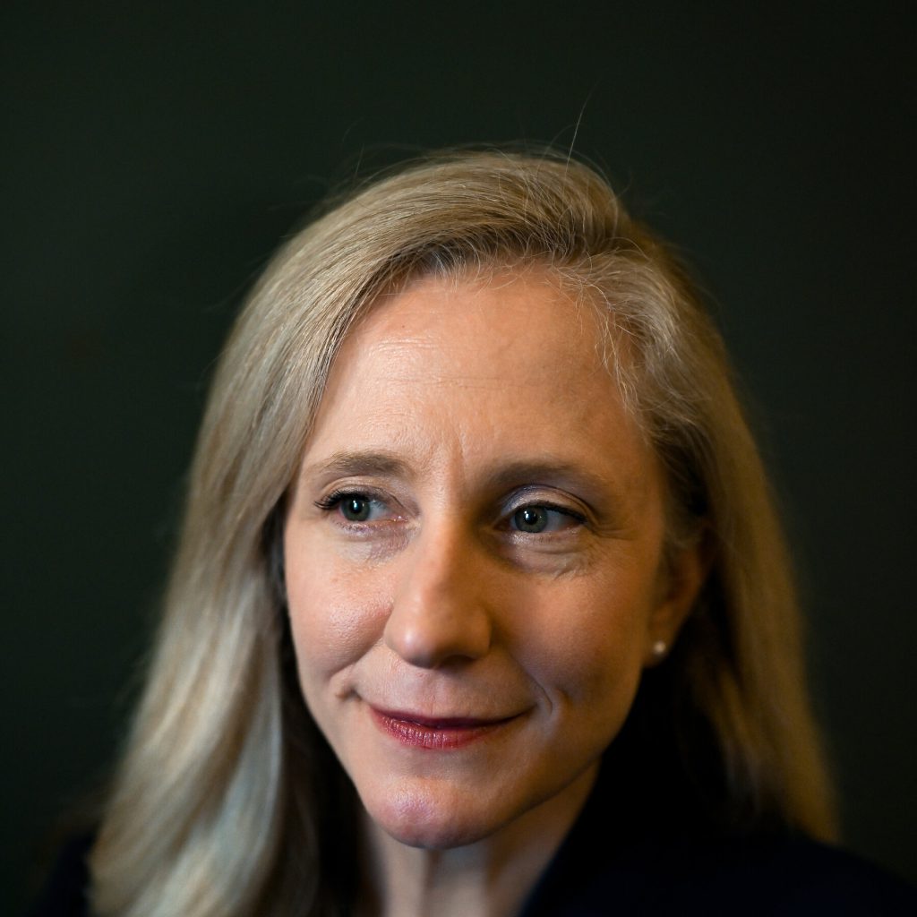 Abigail Spanberger Prima Governatrice Donna della Virginia: Un Passo Avanti per la Rappresentanza Femminile nella Politica Statunitense