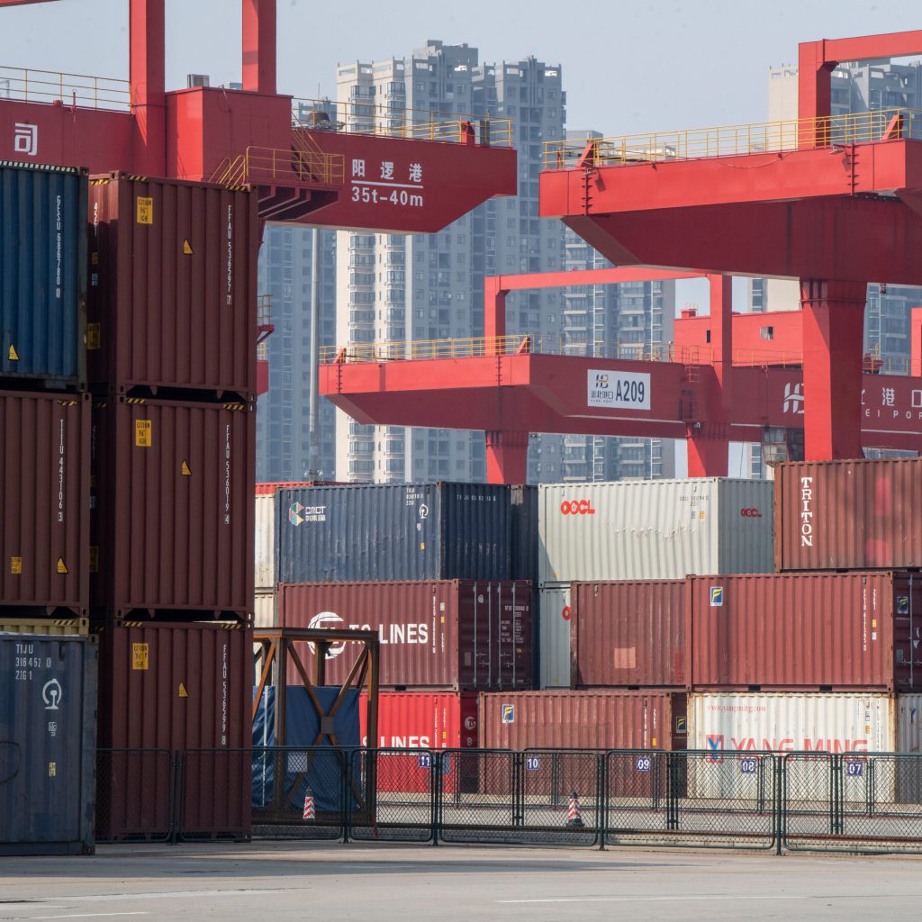 Le Tariffe: Cos&#039;è e Come Funzionano, con Implicazioni sull&#039;Economia e il Commercio Internazionale

Che cosa sono le tariffe?
La Corte Suprema ascolterà le argomentazioni sulla potestà presidenziale di imporre tariffe. Ma cosa sono esattamente?

Definizione e funzione
Le tariffe sono essenzialmente imposte doganali applicate ai beni importati da altri paesi. Sono utilizzate per proteggere l&#039;economia nazionale, aumentare le entrate governative e influenzare il commercio internazionale.

Approfondimento
Le tariffe possono essere imposte su una vasta gamma di prodotti, dalle merci agricole ai manufatti industriali. La loro applicazione può avere un impatto significativo sulle imprese, sui consumatori e sull&#039;economia nel suo complesso.

Possibili Conseguenze
L&#039;imposizione di tariffe può portare a conseguenze come l&#039;aumento dei prezzi dei beni importati, la riduzione delle importazioni e la possibile ritorsione da parte degli altri paesi. Ciò può avere ripercussioni negative sull&#039;economia e sul commercio internazionale.

Opinione
Le opinioni sulle tariffe sono diverse e spesso dipendono dalle prospettive economiche e politiche. Alcuni sostengono che le tariffe siano necessarie per proteggere l&#039;economia nazionale, mentre altri ritengono che siano un ostacolo al libero scambio e allo sviluppo economico.

Analisi Critica dei Fatti
È fondamentale analizzare criticamente l&#039;impatto delle tariffe sull&#039;economia e sul commercio internazionale. Ciò richiede di considerare i dati economici, le statistiche commerciali e le politiche governative per comprendere appieno le conseguenze delle tariffe.

Relazioni con altri fatti
Le tariffe sono strettamente legate ad altri aspetti economici e politici, come la politica commerciale, le relazioni internazionali e la gestione dell&#039;economia. È importante considerare queste relazioni per comprendere il contesto più ampio in cui le tariffe sono applicate.

Contesto storico
Le tariffe hanno una lunga storia e sono state utilizzate in vari momenti e contesti economici. Comprendere il contesto storico delle tariffe può aiutare a capire meglio le loro implicazioni attuali e future.

Fonti
Per approfondire l&#039;argomento, si consiglia di consultare fonti autorevoli come il sito della BBC o il sito della Reuters. La fonte originale di questo articolo è NPR, che fornisce notizie e analisi approfondite su argomenti economici e politici.