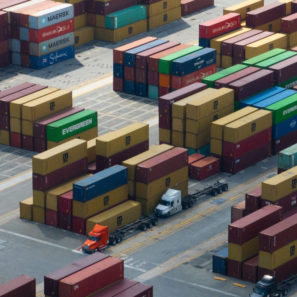 Deficit Commerciale degli Stati Uniti: Una Minaccia per la Sicurezza Nazionale o un Problema Economico Complesso?