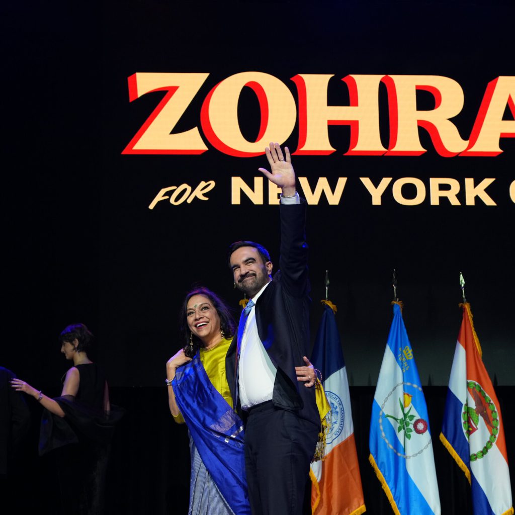 Il nuovo sindaco di New York conclude il discorso con una nota di orgoglio indiano: la scelta musicale che fa parlare di sé