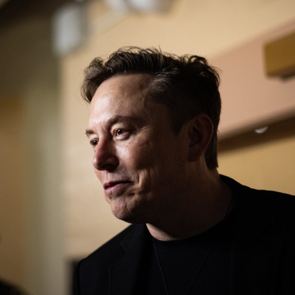 Gli azionisti di Tesla approvano un piano di compensazione da quasi 1 trilione di dollari per Elon Musk legato a obiettivi di valutazione di mercato