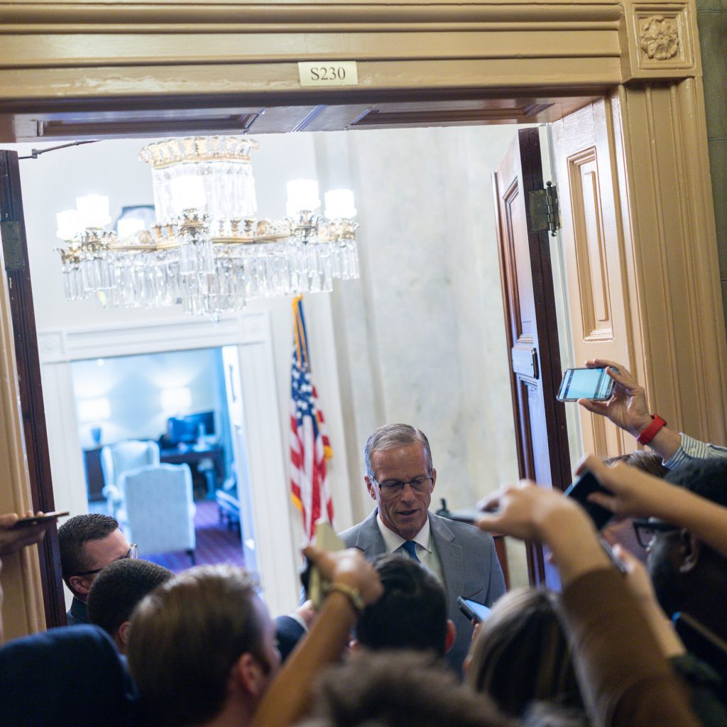 Stallo sul Bilancio: I Democratici Cercano una Soluzione per Evitare la Chiusura del Governo e Salvare le Sovvenzioni Sanitarie