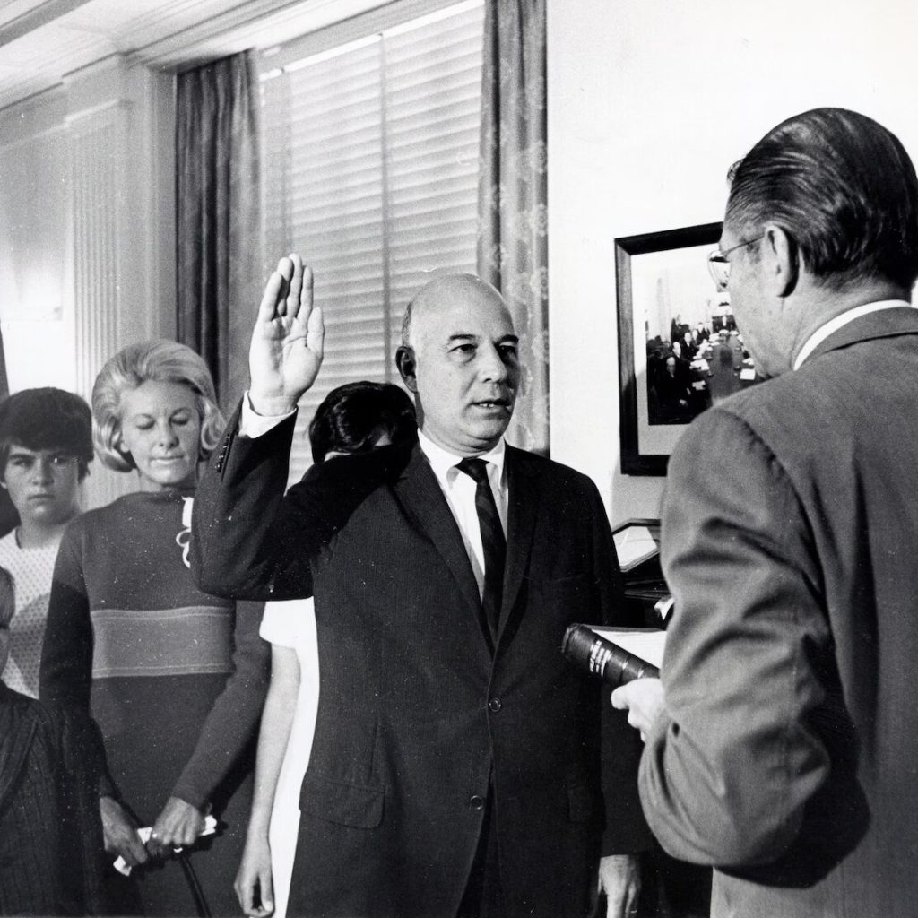 La Morte di Paul Ignatius: Un Uomo di Stato che ha Segnato la Storia degli Stati Uniti