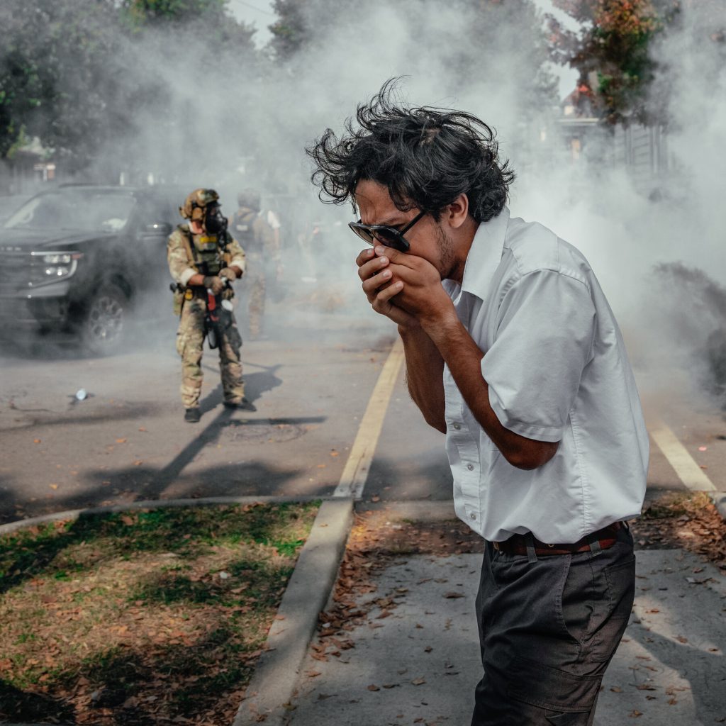 La Giudice Sara Ellis Critica l&#039;Uso della Forza da Parte degli Agenti Federali e Accusa un Funzionario di Menti