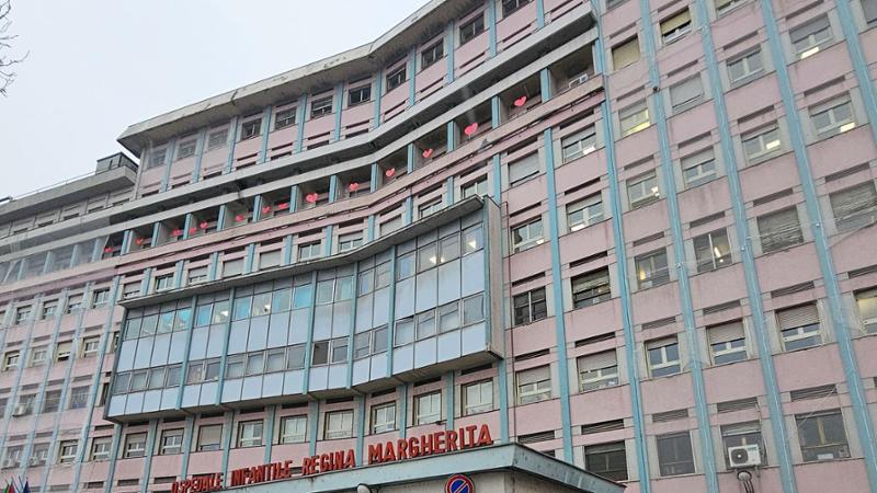 Bambino di 11 anni picchiato dal padre ubriaco in parcheggio di notte: arrestato e indagini in corso