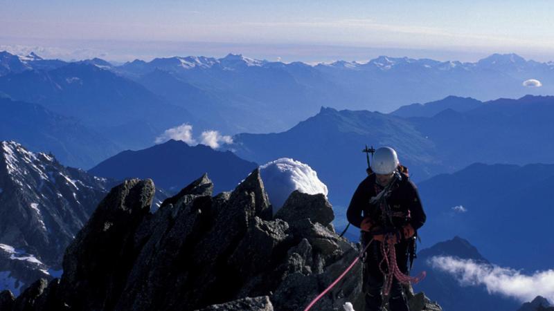 Tragedia sul Monte Panbari: la storia di sopravvivenza di Valter Perlino e la perdita di due vite umane in Nepal