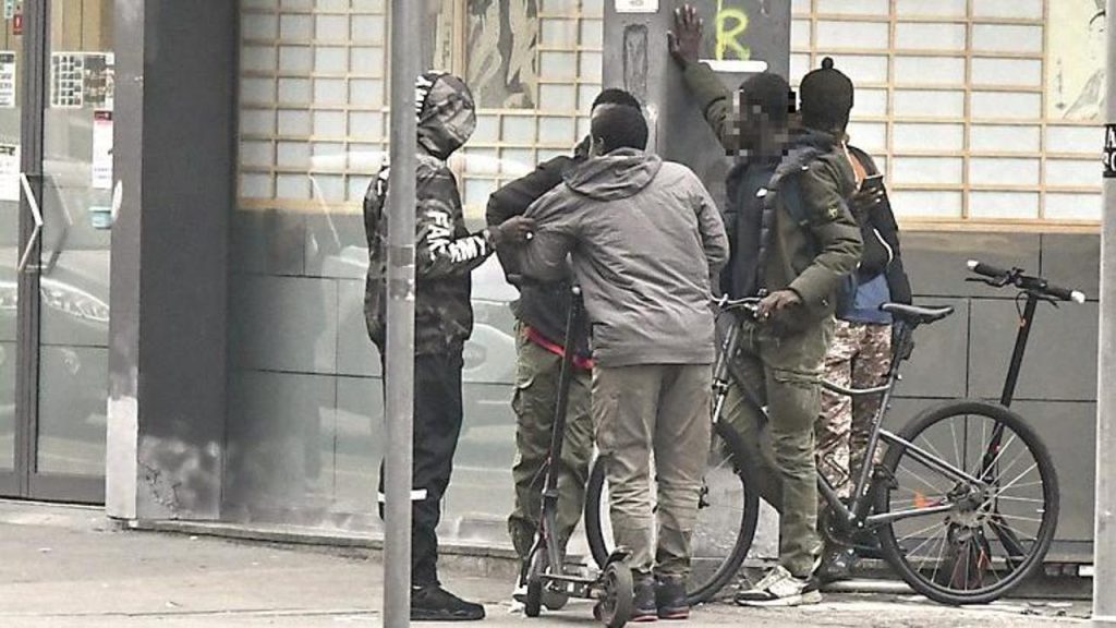 La discussione sulla &quot;stanza del buco&quot; a Torino: una soluzione contro la droga o una resa politica?