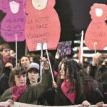 Marito sorveglia moglie con telecamere e braccialetto elettronico: la procura impone divieto di avvicinamento