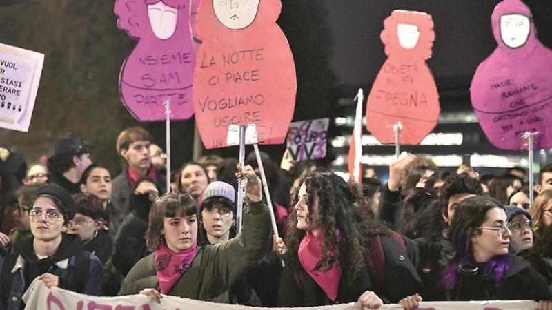 Marito sorveglia moglie con telecamere e braccialetto elettronico: la procura impone divieto di avvicinamento