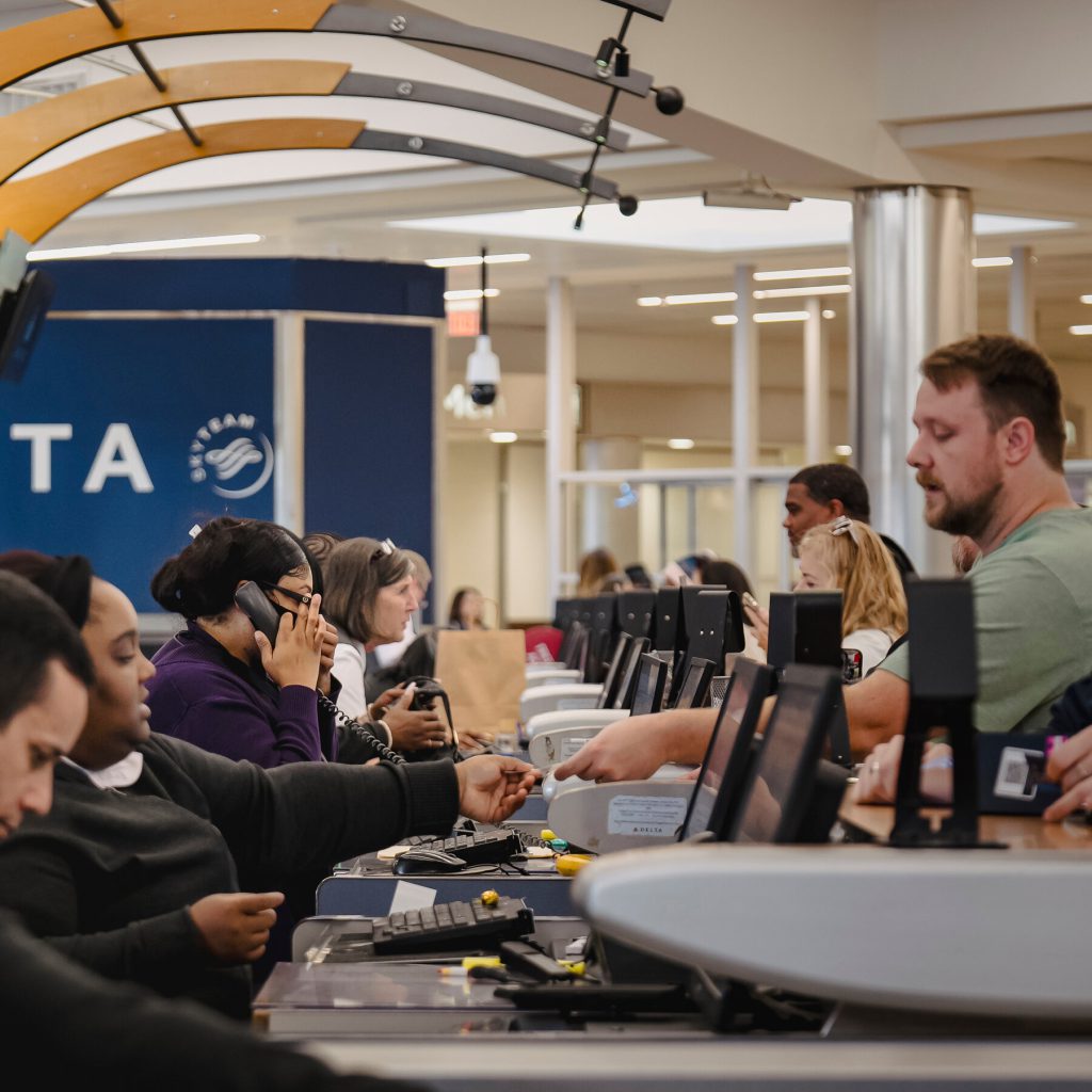 Cancellazione dei Voli Aerei: Come i Viaggiatori Stanno Cercando Alternative e Gestendo le Conseguenze