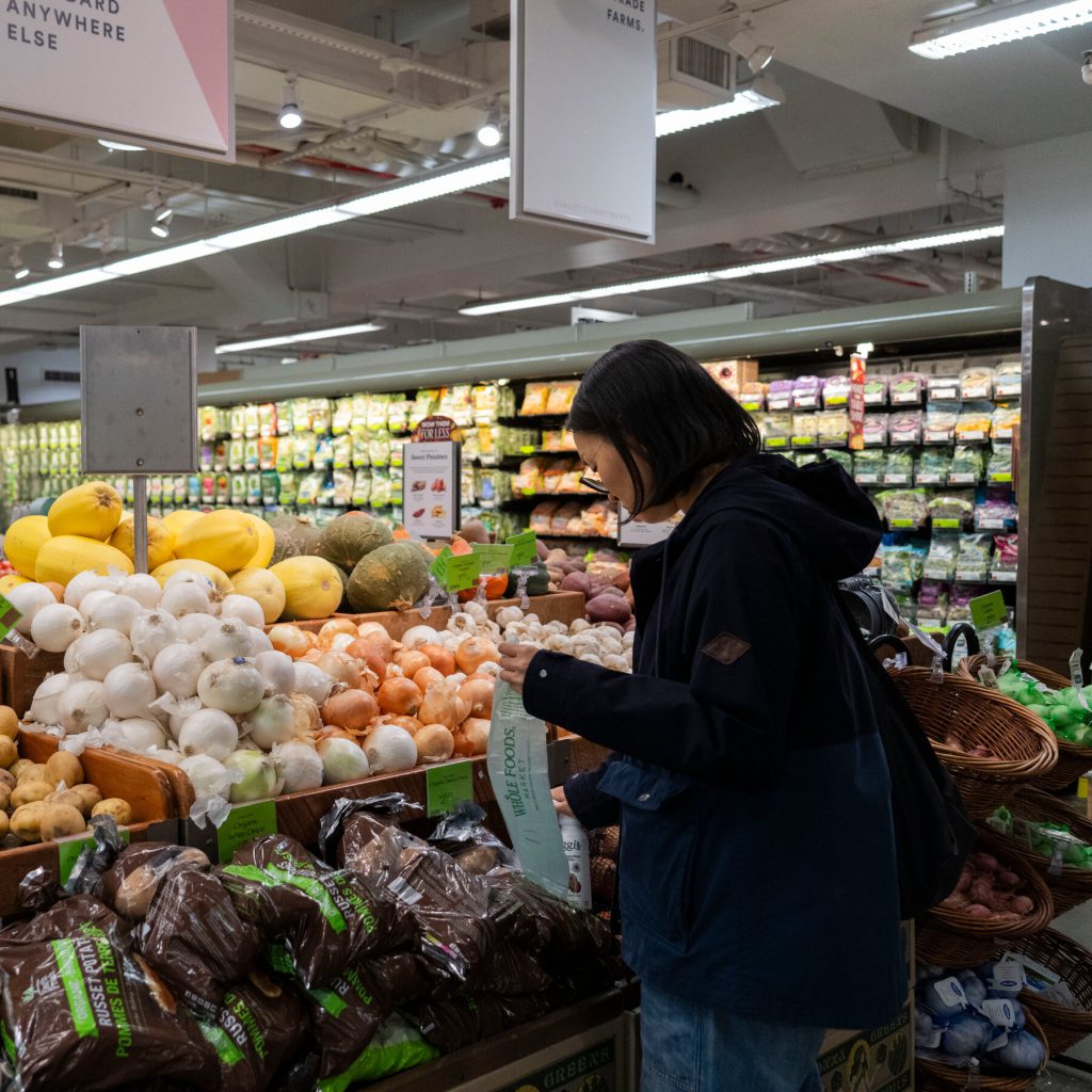 Richiesta di sospensione dell&#039;ordine del tribunale per i buoni pasto: le conseguenze per le famiglie a basso reddito

Approfondimento
Il programma di buoni pasto, noto come Food Stamps, è stato oggetto di dibattito negli ultimi tempi, con l&#039;amministrazione Trump che ha cercato di apportare modifiche alle regole di accesso ai benefici. Tuttavia, il tribunale ha stabilito che tali modifiche non sono conformi alle leggi esistenti e ha ordinato al governo di continuare a pagare i buoni pasto.

Possibili Conseguenze
La sospensione dell&#039;ordine del tribunale potrebbe avere gravi conseguenze per le famiglie che dipendono dai buoni pasto per acquistare cibo. Se l&#039;istanza di sospensione dovesse essere accolta, potrebbe verificarsi una riduzione dei benefici, lasciando molte persone senza accesso a risorse alimentari essenziali.

Opinione
La decisione dell&#039;amministrazione Trump di chiedere la sospensione dell&#039;ordine del tribunale è stata criticata da molti, che sostengono che il programma di buoni pasto è essenziale per garantire la sicurezza alimentare delle famiglie più vulnerabili. Altri, tuttavia, sostengono che il programma necessita di riforme per garantire che i benefici siano erogati in modo efficiente e responsabile.

Analisi Critica dei Fatti
È importante notare che la decisione del tribunale di ordinare al governo di continuare a pagare i buoni pasto si basa su una interpretazione delle leggi esistenti. L&#039;amministrazione Trump, tuttavia, sostiene che il tribunale ha oltrepassato i suoi poteri e che la decisione è politicamente motivata.

Relazioni con altri fatti
La disputa sui buoni pasto è solo uno degli esempi di come l&#039;amministrazione Trump stia cercando di apportare modifiche ai programmi sociali. Altri esempi includono le modifiche alle regole di accesso ai benefici di assistenza sanitaria e le proposte di tagli ai programmi di assistenza sociale.

Utilità pratica
Per le famiglie che dipendono dai buoni pasto, è essenziale rimanere aggiornate sulle ultime notizie e sviluppi relativi al programma. È anche importante che le famiglie si informino sui loro diritti e sulle opzioni disponibili per accedere ai benefici.

Contesto storico
Il programma di buoni pasto è stato istituito negli anni &#039;60 come parte della &quot;Guerra alla povertà&quot; del presidente Lyndon B. Johnson. Da allora, il programma è stato oggetto di numerose riforme e modifiche, ma il suo obiettivo principale è rimasto lo stesso: garantire la sicurezza alimentare alle famiglie più vulnerabili.

Fonti
La fonte di questo articolo è NPR. Per ulteriori informazioni, si prega di visitare il sito web di NPR.